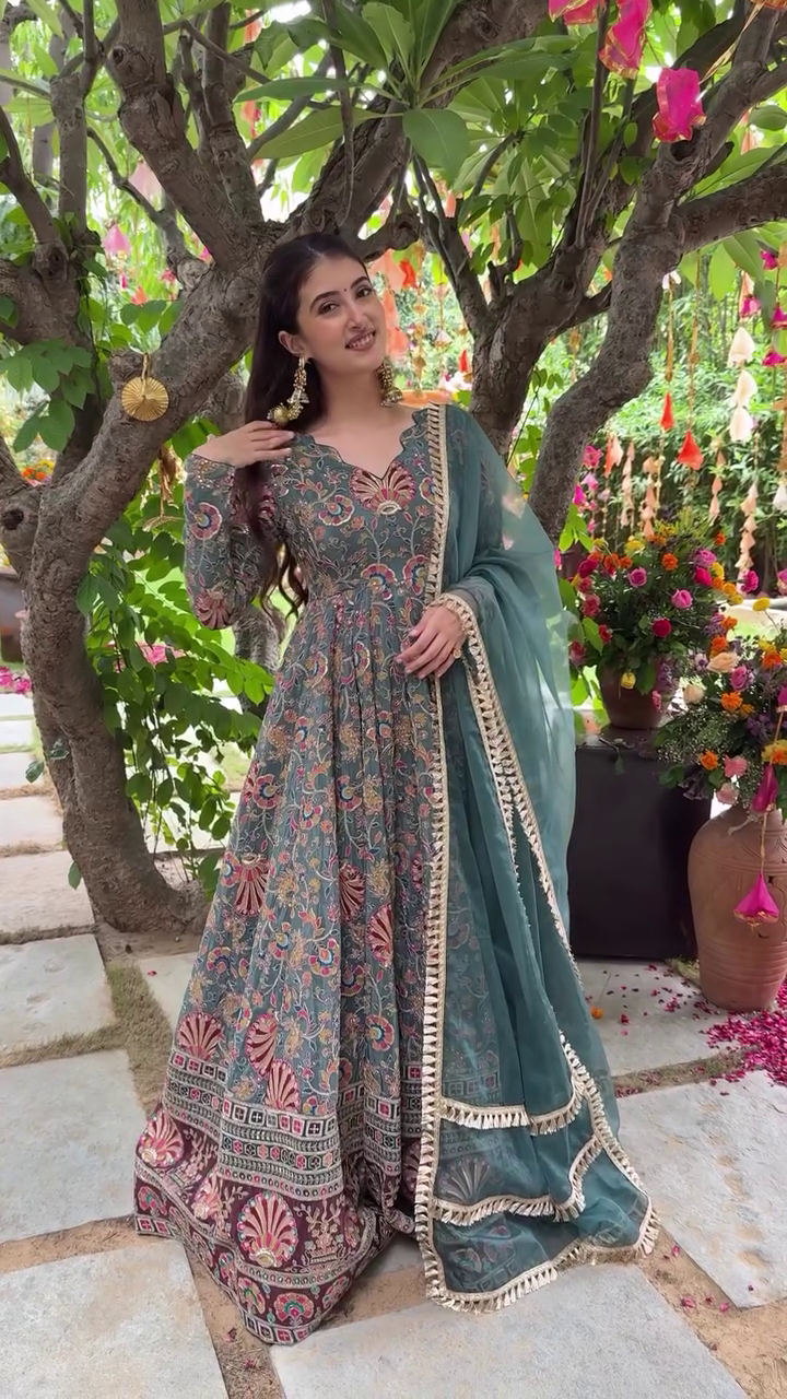 Teal Green Full-Length Anarkali with Intricate Mughal-Inspired Embroidery & Organza Dupatta 🌿✨